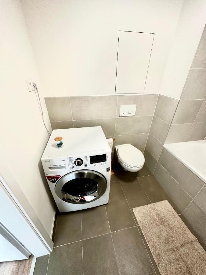 S Klimatizaciou A Balkonom Pri Letisku Bts Appartement