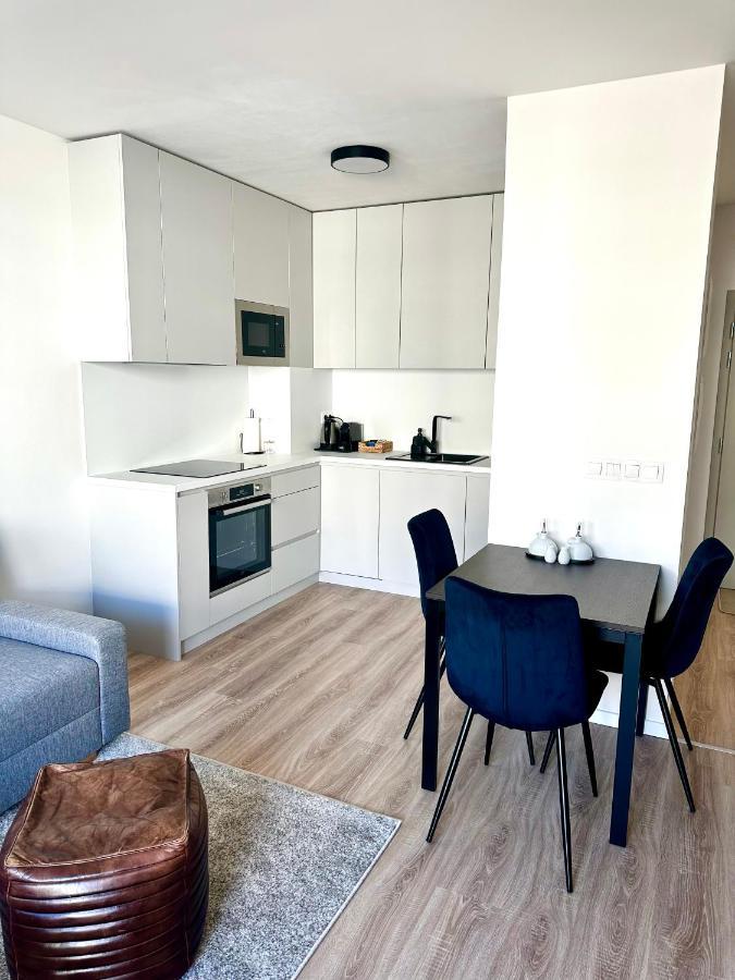 S Klimatizaciou A Balkonom Pri Letisku Bts Appartement
